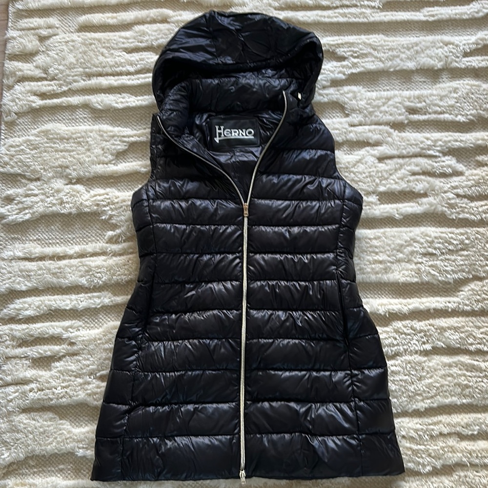 This is a HERNO woman’s size 46 black puffer vest.
